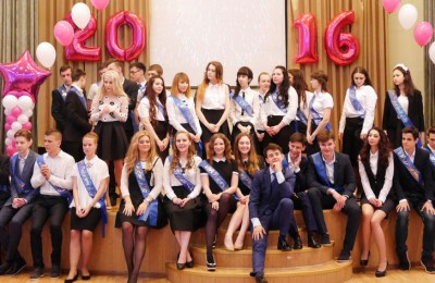 Наряды для выпускного бала в рамках благотворительной акции получили 400 московских выпускников