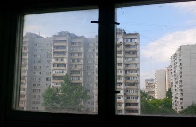 В доме по адресу: Харьковская улица д.8 к.1, подъезд №9, между 8 и 9 этажами выполнены работы по замене разбитого стекла