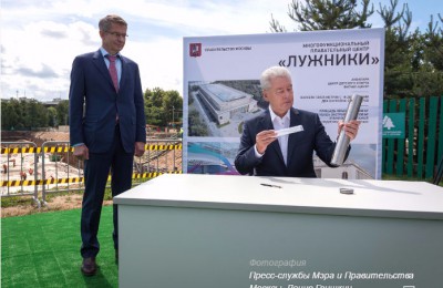 Мэр Москвы Сергей Собянин поучаствовал в церемонии закладки капсулы в основание проектируемого центра водных видов спорта «Лужники»