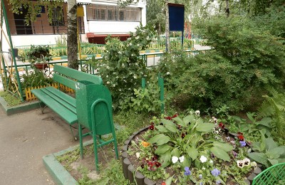 В Востряковском проезде появятся новые садовые диваны и урны