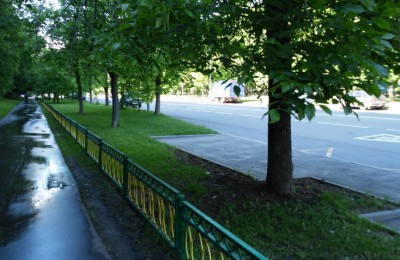 На Харьковской и Медынской улицах починили плиточное покрытие