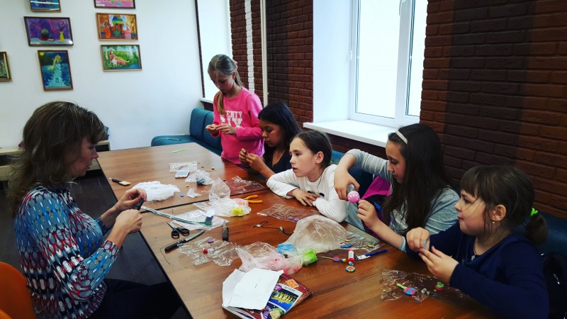 Дети посетили урок творчества по созданию украшений в КЦ «Дружба»