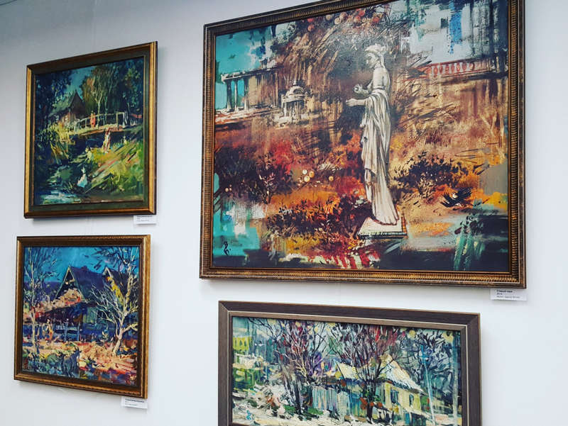 Выставка картин художника Бакицкого открылась в районном культурном центре