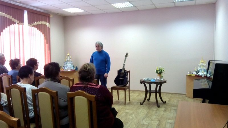 В библиотеке района выступил поэт-бард Роман Исхаков