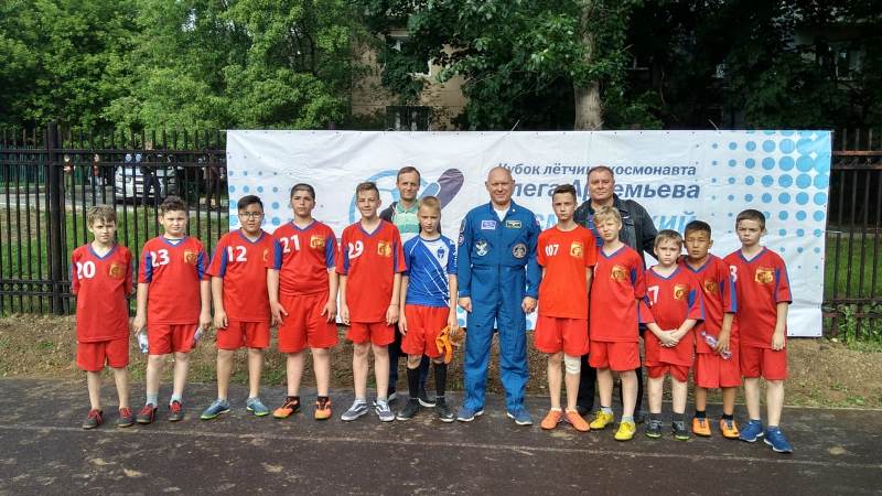 футбол турнир на кубок космонавта-испытателя Артемьева команда Бирюлева Западного школы 2001