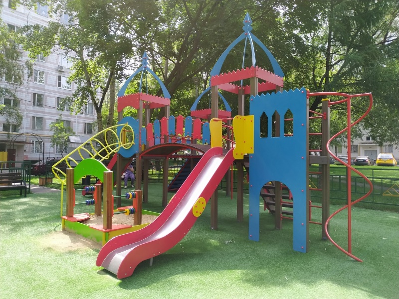 детская площадка обновленная в районе