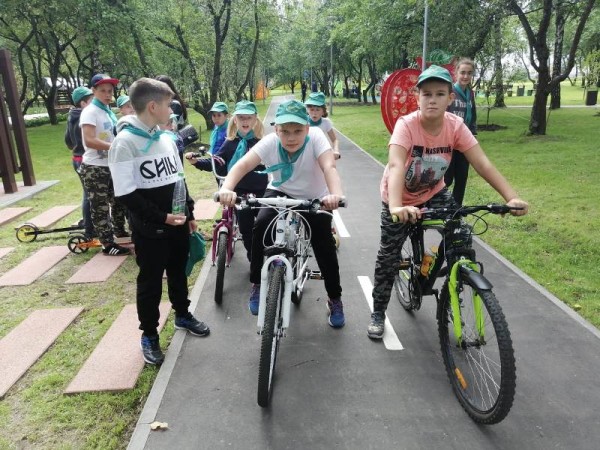 Московская смена Яблоневый сад прогулка велосипеды дети