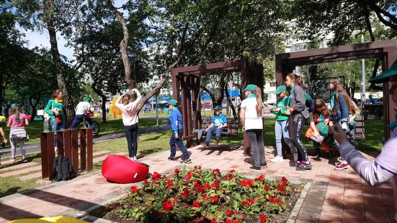 Московская смена яблоневый сад прогулка дети игры