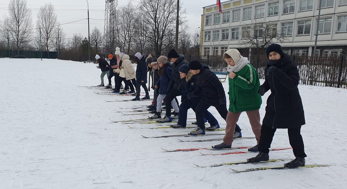Бирюлевский дендропарк масленица. Лыжи в школе. Школьники на лыжах. Проводы зимы в школе фото. Школьники идут в школу зимой.