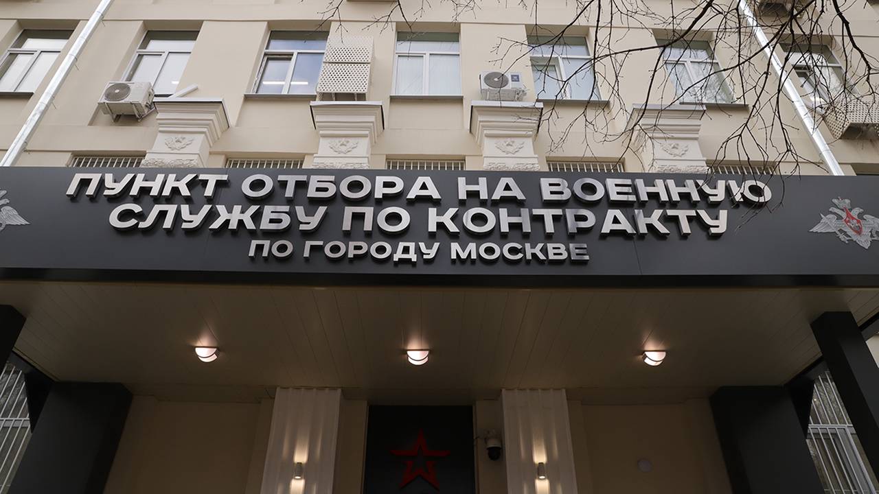 Певица Лада Дэнс встретилась с контрактниками в Едином пункте отбора на военную службу в Москве. Фото: Анатолий Цымбалюк, «Вечерняя Москва»