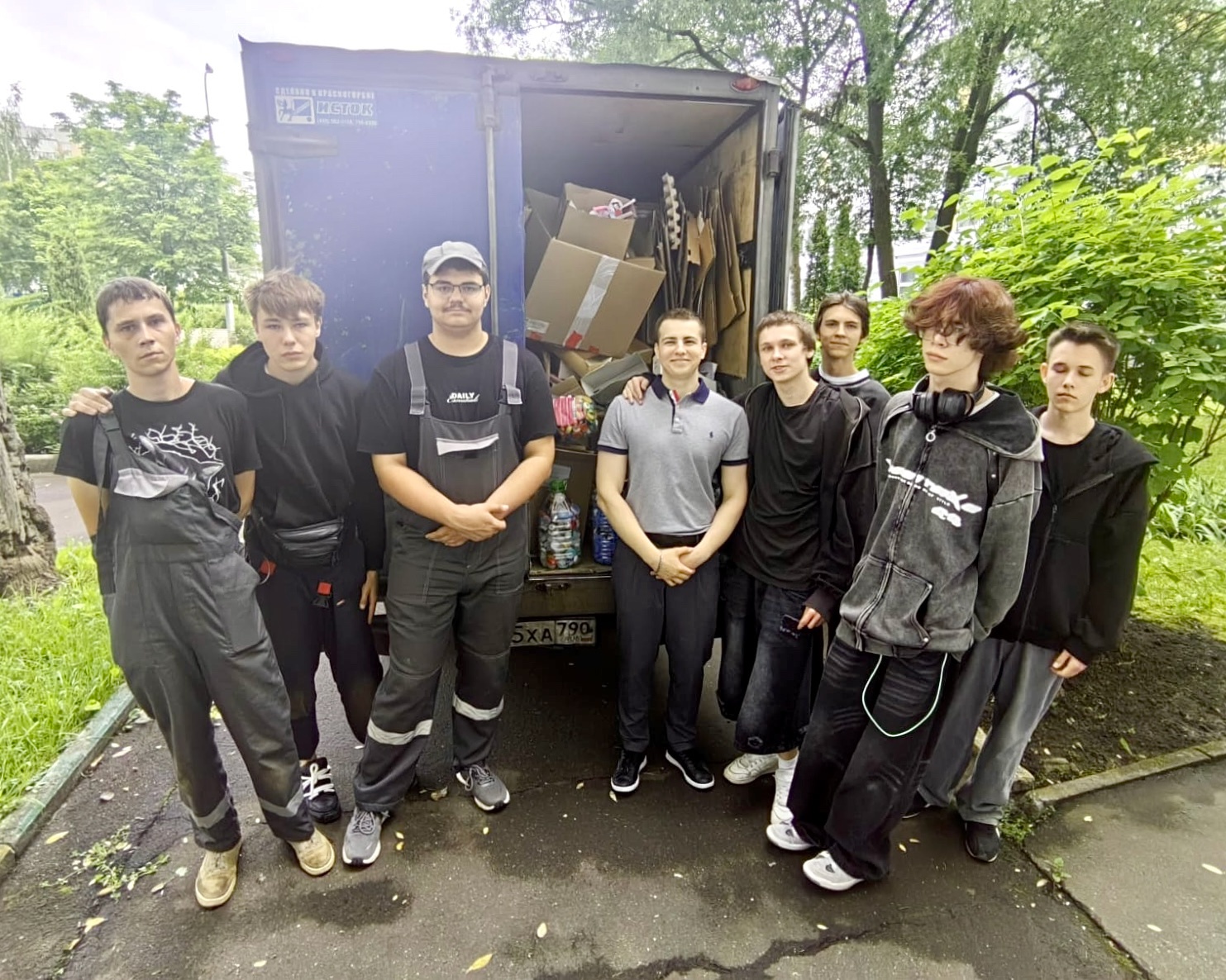 Волонтеры ОКГ «Столица» получили грамоты за участие в экологическом проекте. Фото: Анна Быкова, «Вечерняя Москва»