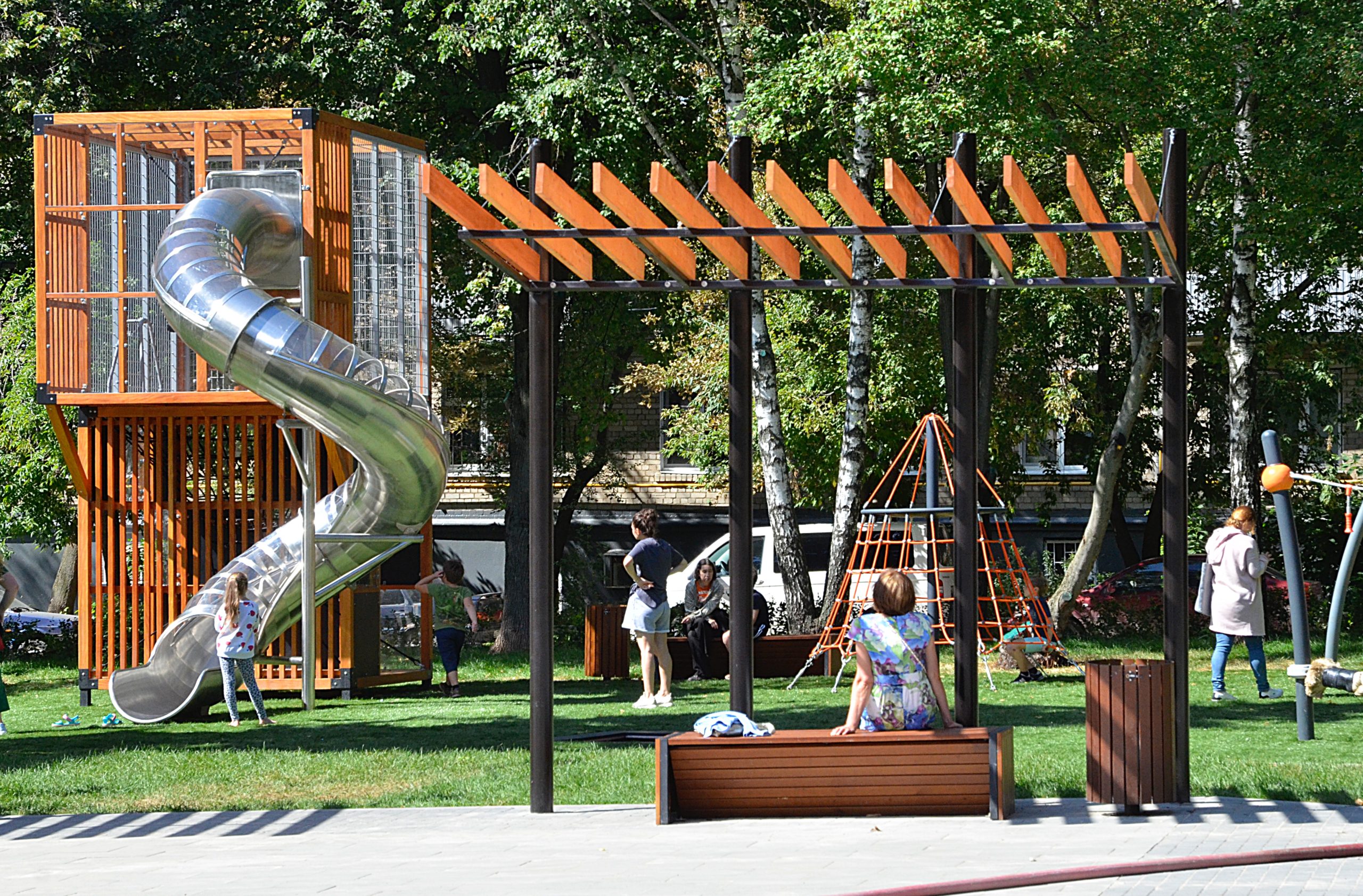 Представители КЦ «Дружба» организуют праздник двора. Фото: Анна Быкова, «Вечерняя Москва»