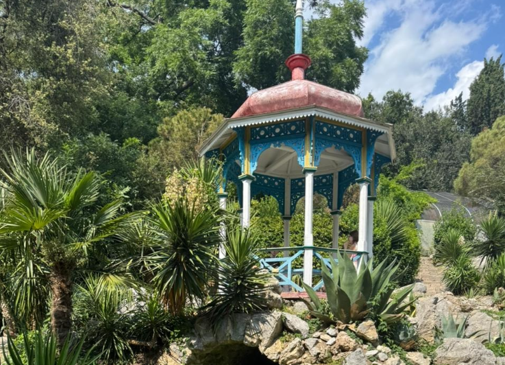 Преподаватель школы №667 имени Героя Советского Союза Константина Самсонова посетил Ялту. Фото: официальная страница школы №667 имени Героя Советского Союза Константина Самсонова в социальных сетях