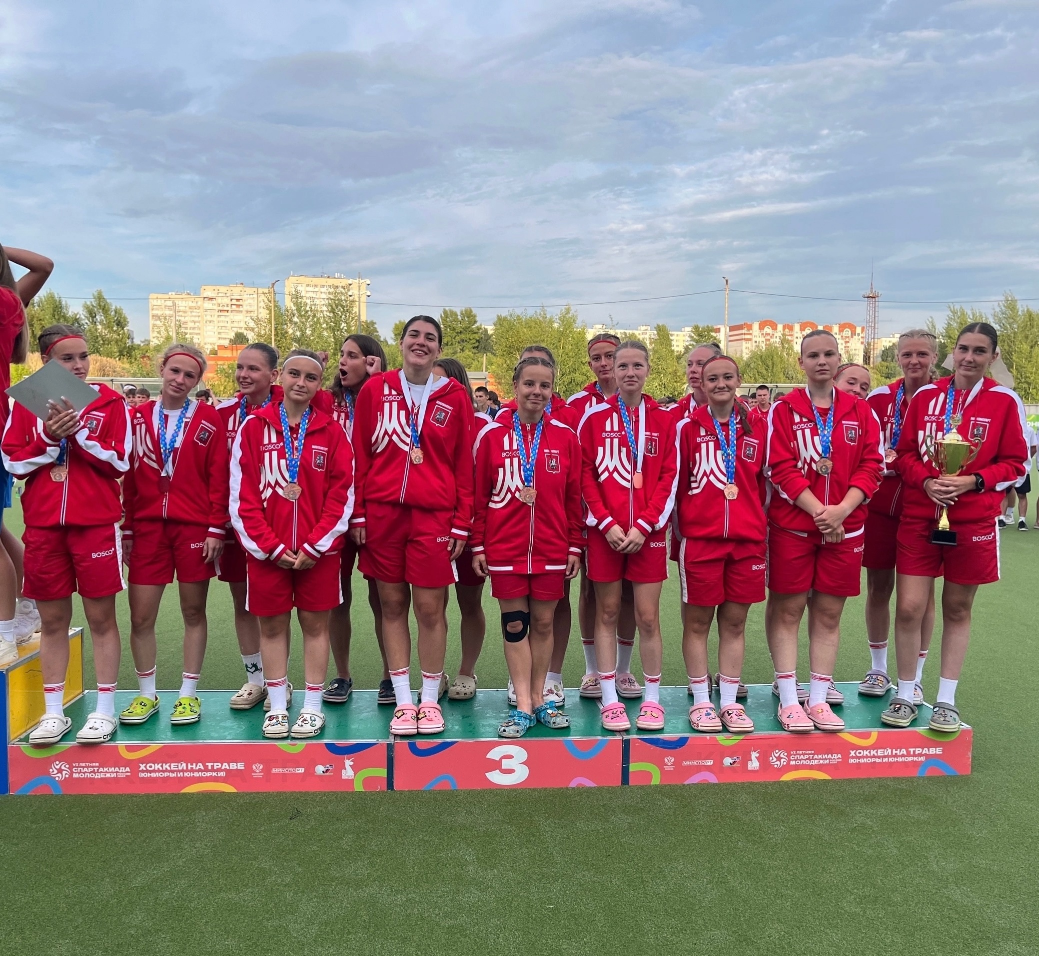 Спортсменки ФСО «Юность Москвы» стали бронзовыми медалистами молодежной спартакиады по хоккею на траве. Фото: официальная страница Физкультурно-спортивного объединения «Юность Москвы» в социальных сетях