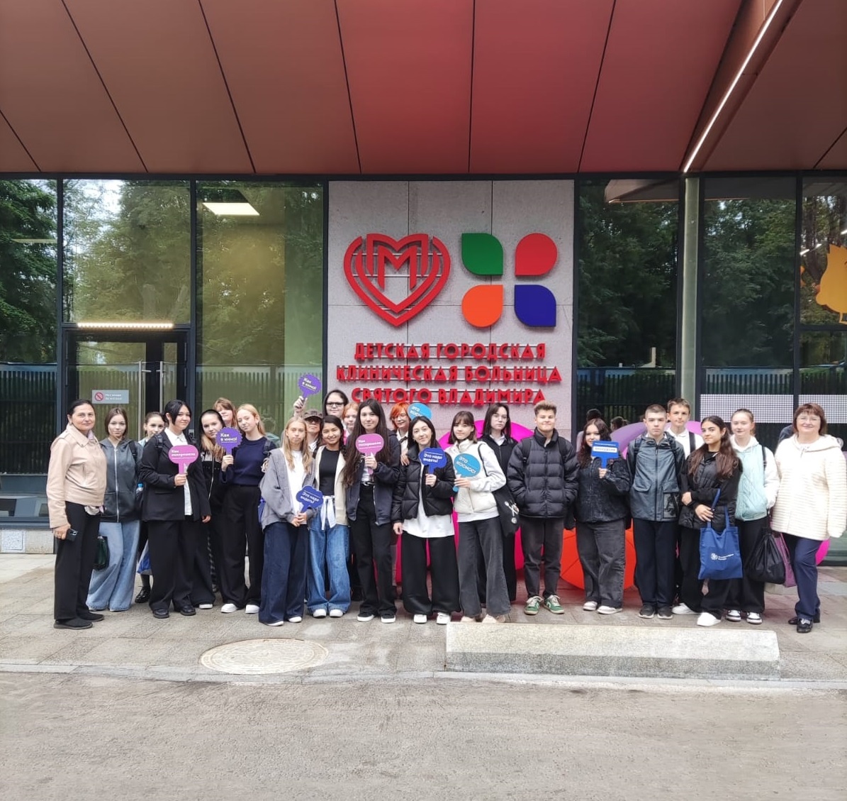 Девятиклассники школы №667 посетили больницу в рамках проекта. Фото: официальная страница школы №667 в социальных сетях