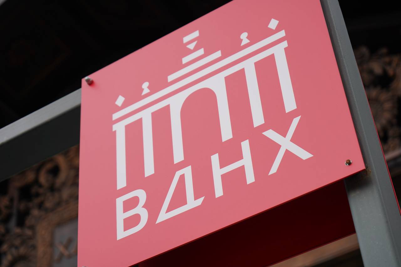 Жительница Вологды стала 100-тысячным посетителем выставки Русского музея на ВДНХ. Фото: Анна Быкова, «Вечерняя Москва»