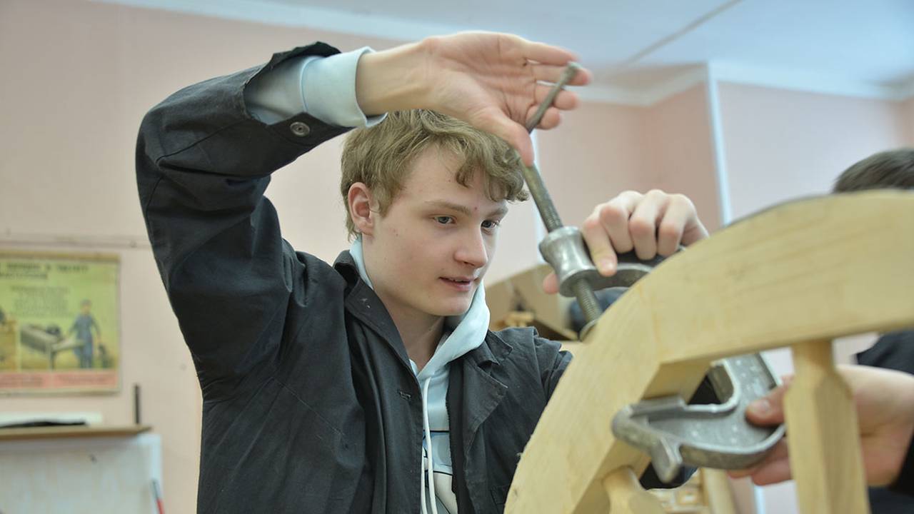 Студенты ОКГ «Столица» посетили международную выставку Woodex 2025. Фото: Анна Малакмадзе, «Вечерняя Москва»