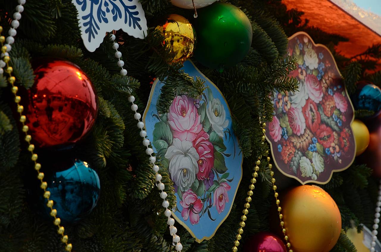 Участники молпалаты проведут мастер-класс по созданию бумажных елочных игрушек. Фото: Анна Быкова, «Вечерняя Москва»