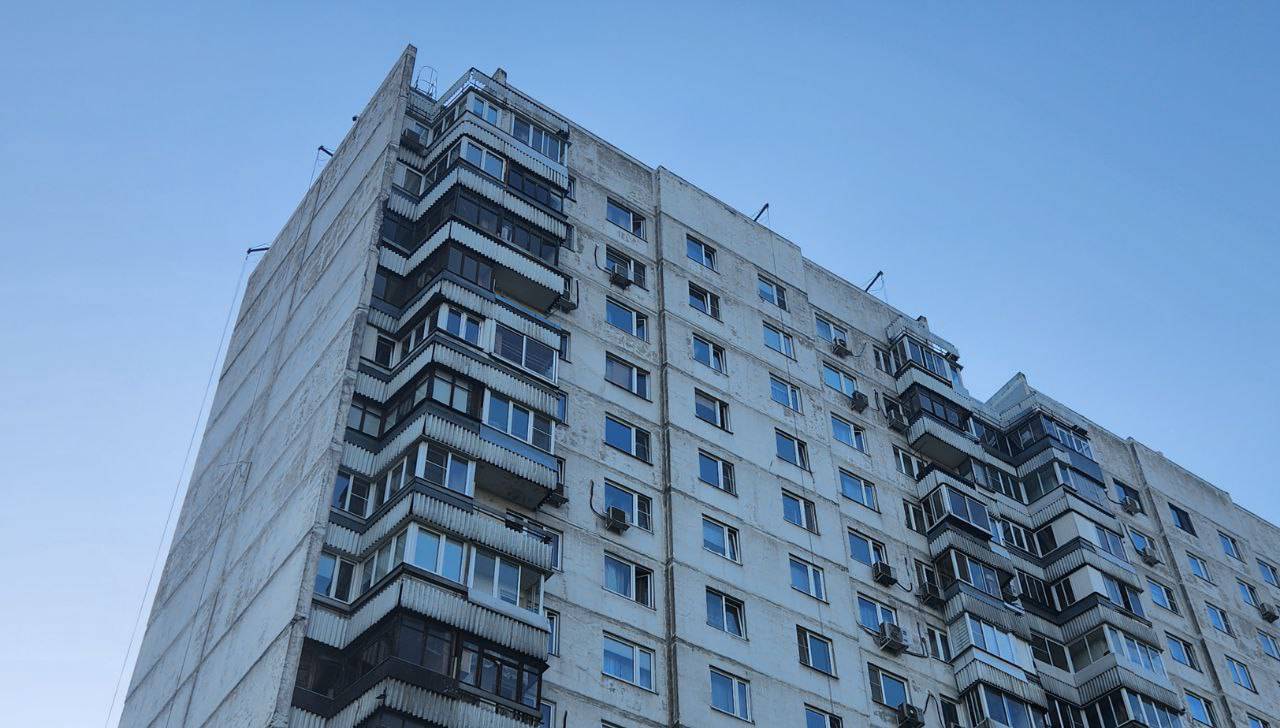 Обход территории провел глава управы Бирюлева Западного. Фото: Алина Моисеенко, «Вечерняя Москва»