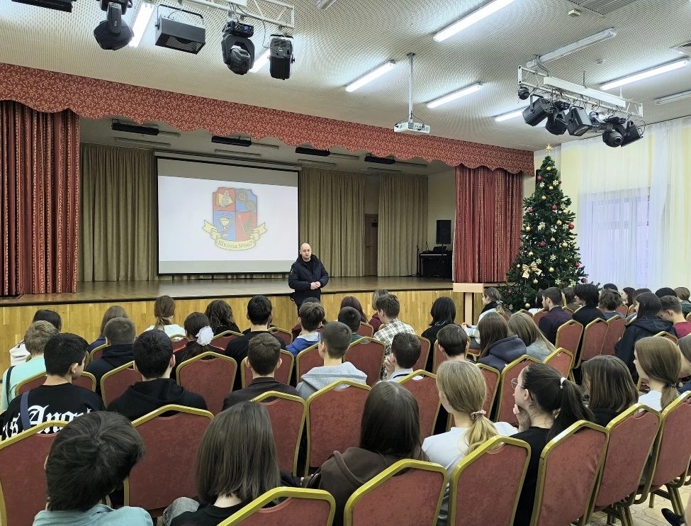 Сотрудник ГИБДД поговорил с ребятами школы №667 о безопасности на дорогах. Фото: страница школы №667 в социальных сетях