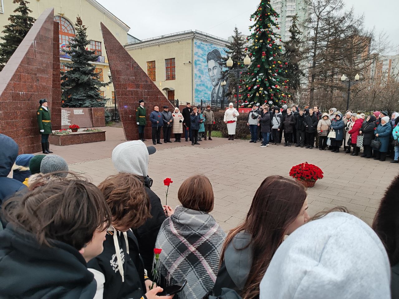 Студенты ОКГ «Столица» приняли участие в митинге ко Дню Героев Отечества. Фото: страница ОКГ «Столица» в социальных сетях