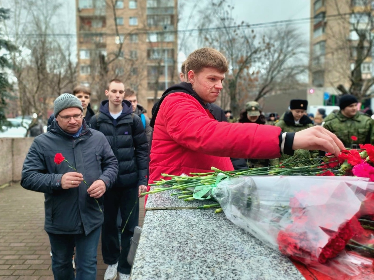 Студенты ОКГ «Столица» приняли участие во Всероссийской акции «Красные гвоздики». Фото: официальная страница ОКГ «Столица» в социальных сетях