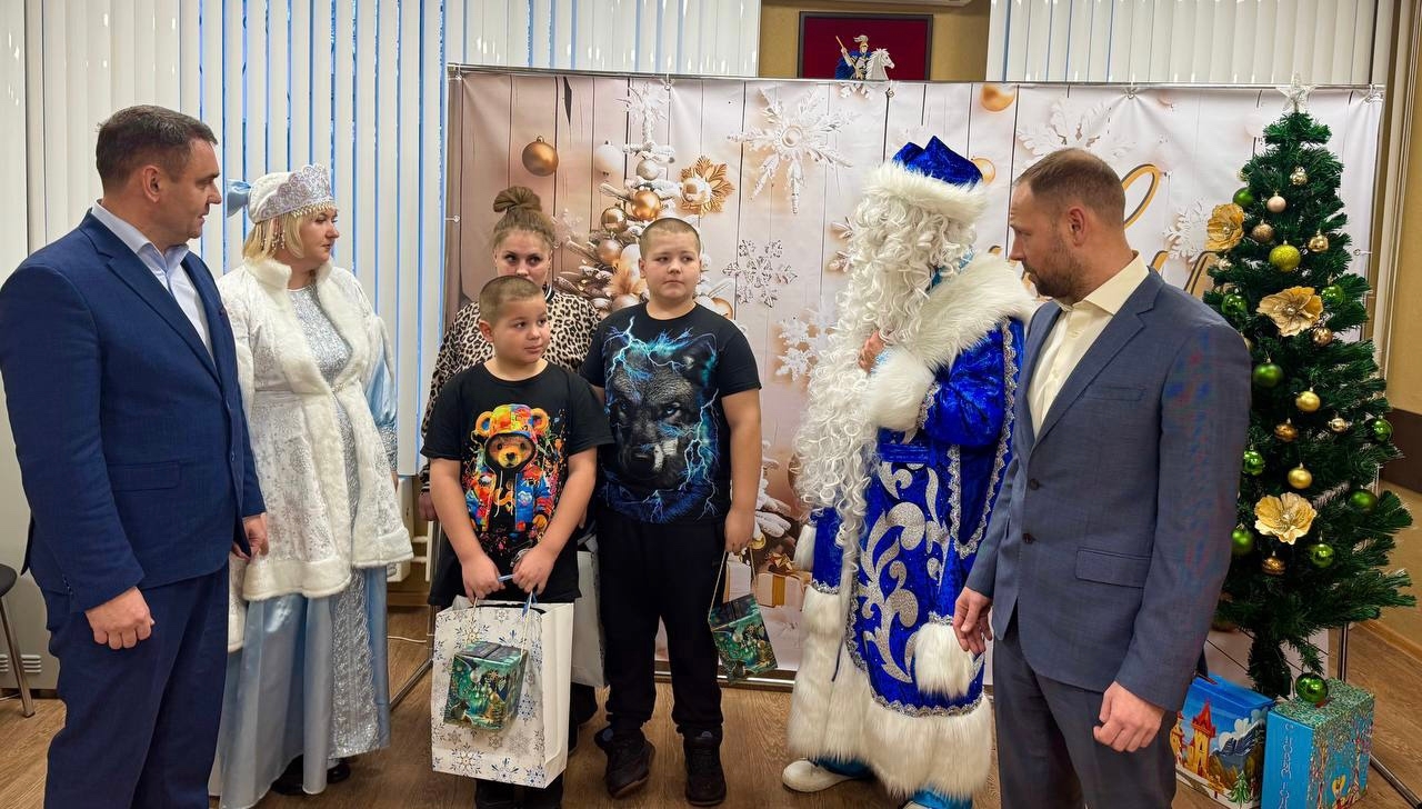 Сотрудники управы Бирюлева Западного поздравили детей участника СВО с Новым годом. Фото: страница управы района Бирюлево Западное в социальных сетях