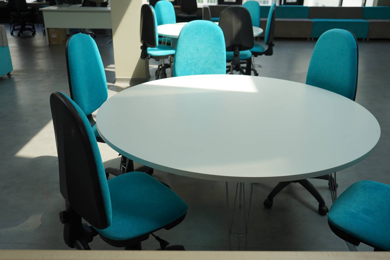 Представители КЦ «Дружба» организуют круглый стол в честь Дня студенчества. Фото: Анна Быкова, «Вечерняя Москва»