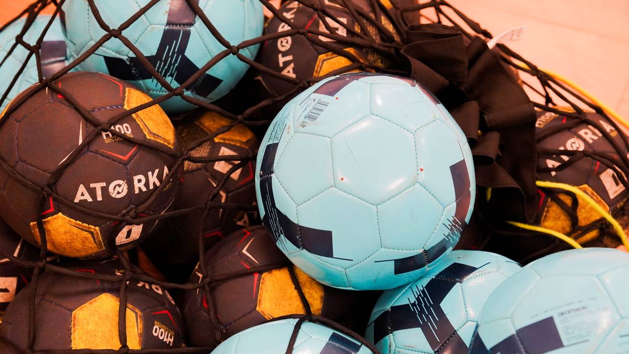 Спортсмены ОКГ «Столица» приняли участие в турнире по мини-футболу. Фото: Ксения Догонашева, «Вечерняя Москва»