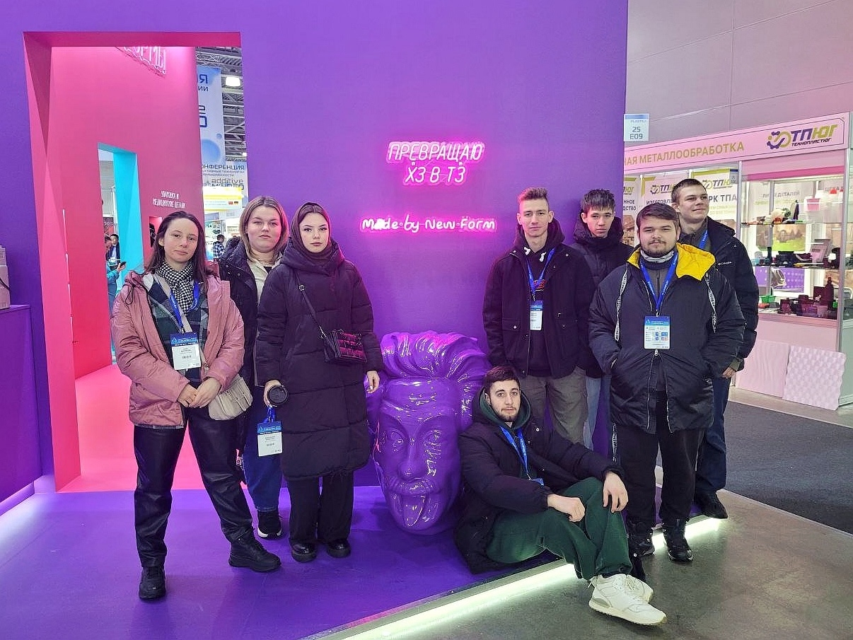 Студенты-строители ОКГ «Столица» посетили выставку RUPLASTICA 2026. Фото: страница ОКГ «Столица» в социальных сетях